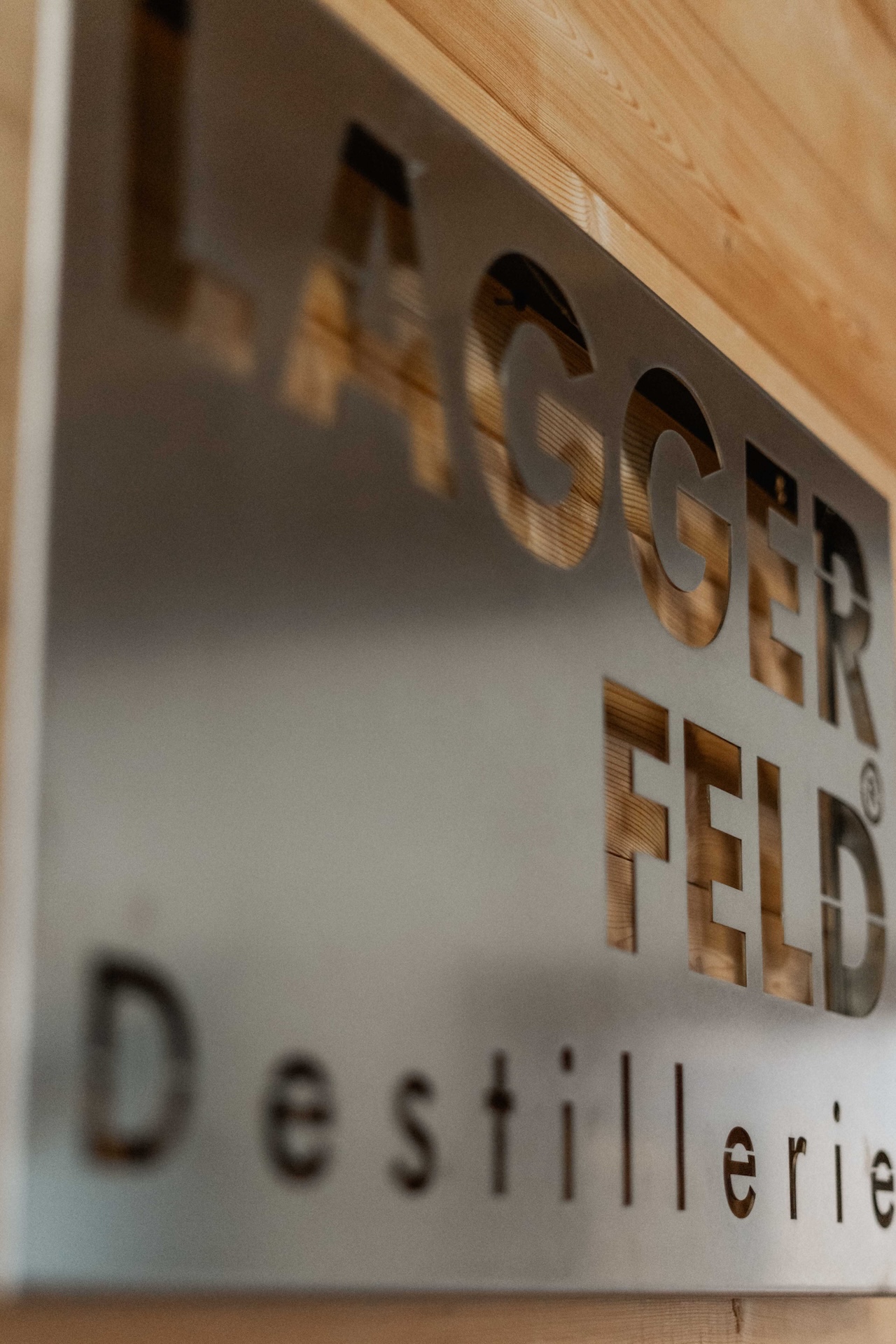 Schild mit Text: LAGGERFELD Destillerie